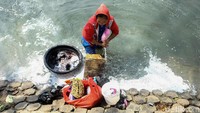 Warga setempat belum menggunakan peralatan elektronik untuk mencuci.