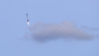 Roket Falcon 9 kemudian kembali ke Bumi untuk digunakan dalam misi selanjutnya. Foto: Associated Press