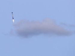 Roket Ulang Alik SpaceX Terbangkan Kargo 2,5 Ton ke Antariksa