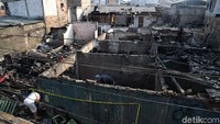 Kebakaran itu membuat warga kehilangan tempat tinggal. Puing-puing bangunan dengan warna yang menghitam setelah dilahap si jago merah terlihat pascakebakaran tersebut berhasil dipadamkan.