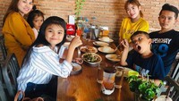 Ia juga sering mencicip hidangan enak di restoran bareng keluarganya. Kali ini ia memilih menu santap tengah. Foto: Instagram areeyajason
