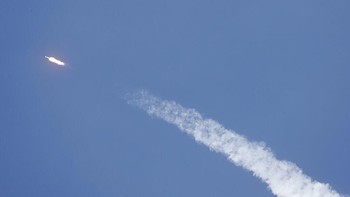 “Akan tiba di ISS pada 27 Juli, pesawat Dragon SpaceX membawa beragam suplai, peralatan dan material yang penting untuk mendukung investigasi ilmiah di stasiun antariksa,” sebut NASA. Foto: Associated Press