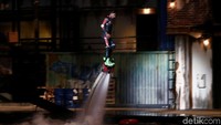 Pertunjukan Stunt Show: SWAT Raid. Ini adalah pertunjukan penuh aksi dari para stunt man layaknya sebuah film action sungguhan. (Muhammad Ridho/detikcom)