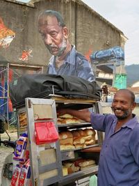 Penjual Roti Keliling Ini Sekolahkan Anaknya hingga Jadi Dokter dan Pengacara