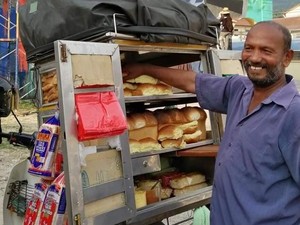 Penjual Roti Keliling Ini Sekolahkan Anaknya hingga Jadi Dokter dan Pengacara