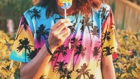 Dengan baju warna-warni, pose Pandhu makan permen ini jadi lebih berwarna dan tentunya menarik untuk dilihat. Foto: Instagram @backpackertampan