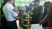 Barang-barang tersebut ditemukan di dua koper milik pasutri asal Kota Surabaya. Kepala Bidang Penyelenggara Haji dan Umroh Kanwil Kemenag Provinsi Jawa Timur, Jamal menjelaskan selain jamu kewanitaan, barang yang disita terdiri dari minyak urut pria.