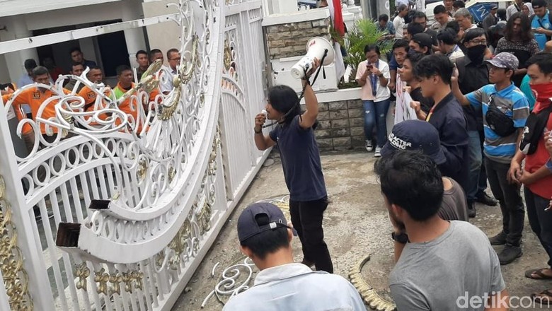 Demo Kantor Gubernur Sumut, Mahasiswa Tuntut Pencemaran Danau Toba Ditangani Demo Kantor Gubernur Sumut, Mahasiswa Tuntut Pencemaran Danau Toba Ditangani