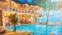 Kini tinggal di Bali, Pandhu sering bersantai di berbagai tempat keren. Ditemani es kelapa yang manis segar, foto ini jadi semakin Instagrammable. Foto: Instagram @backpackertampan