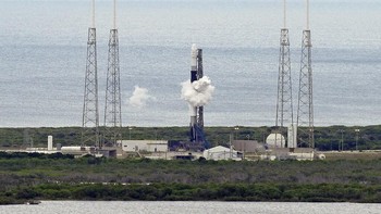 Roket mulai melesat ke angkasa. Dragon membawa kargo seberat 2,5 ton untuk suplai kru di International Space Station. Foto: Associated Press