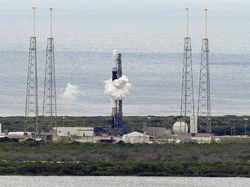 Roket Ulang Alik SpaceX Terbangkan Kargo 2,5 Ton ke Antariksa
