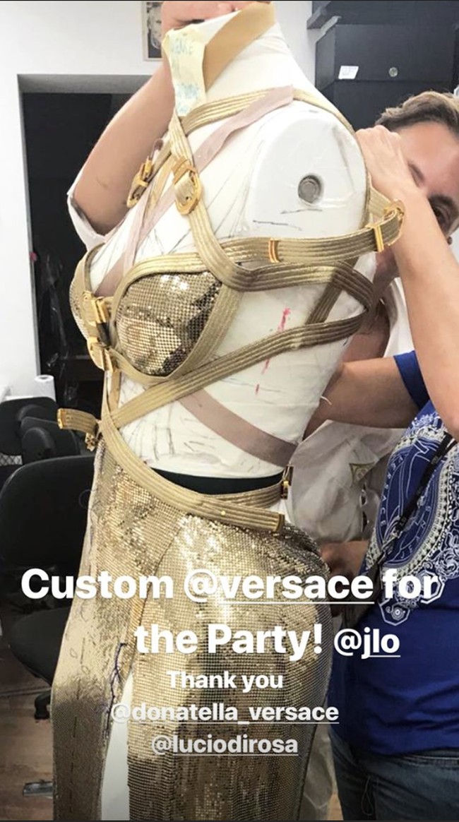 Gaun tersebut dibuat secara khusus oleh Donatella Versace, direktur kreatif Versace. Desainer yang sama juga berada di balik gaun ikonik J-Lo dari Grammy 2001. (Foto: Instagram/RobZangardi)