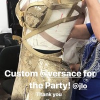 Gaun tersebut dibuat secara khusus oleh Donatella Versace, direktur kreatif Versace. Desainer yang sama juga berada di balik gaun ikonik J-Lo dari Grammy 2001. (Foto: Instagram/RobZangardi)