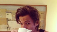 Sluuurp! Seperti ini momen kulineran Louis Tomlinson. Tanpa gengsi, ia menyeruput minuman dari dalam poci langsung. Foto: instagram