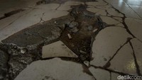 Kondisi memprihatinkan gedung kesenian itu pun terlihat dari lantai-lantainya yang retak.