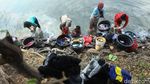 Masih Ada Lho.. Warga Mencuci Berjamaah di Kali