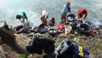 Mencuci di kali juga sebagai sarana warga berinteraksi.