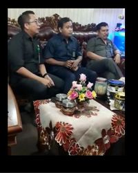 Susah Buka Tutup Kaleng Kue, Video Viral Tamu Ini Bikin Ngakak