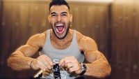 Model berusia 25 tahun ini kerap membagikan aktivitas sehari-harinya di Instagram, terutama ketika sedang berolahraga. Ia juga sering mengonsumsi selai kacang kaya protein, untuk menunjang aktivitasnya. Foto: Instagram @samasghari