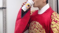  Pria kelahiran Seoul ini memang kerap mendapat dukungan dari banyak orang. Ia juga penyuka kopi hangat. Foto: Instagram yeojin9oo