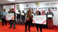 Plt Direktur Utama PT Bank DKI, Sigit Prastowo (kiri depan) memberikan penyaluran kredit secara simbolis kepada perwakilan dari 250 peserta program Pengembangan Kewirausahaan Terpadu (PKT) yang disaksikan langsung oleh Anggota Dewan Komisioner OJK, Tirta Segara (kedua dari kiri) dan Sekretaris Daerah Provinsi DKI Jakarta, Saefullah (paling kiri) pada acara Business Matching Penyaluran Kredit Kepada Usaha Mikro & Kecil di Provinsi DKI Jakarta bersama Pemprov DKI Jakarta dan OJK di Jakarta, (25/7). Foto: dok. Bank DKI