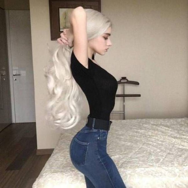 Wanita cantik berwajah imut dengan rambut perak ini mengedit foto berlebihan sehingga proporsi tubuhnya jadi tidak wajar. Pinggangnya jadi super kecil dan tipis serta malah terlihat seperti tak memiliki pinggang. Foto: Dok. Twitter, Instagram