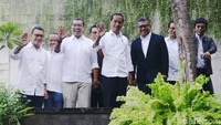 Jokowi melambaikan tangan sambil tersenyum sebelum memasuki Restoran Seribu Rasa.