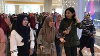 Ketua CT Arsa Foundation, Anita Ratnasari Tanjung bersama 150 Alumni SMA CT Arsa Foundation di Trans Studio Cibubur. (Rolando-detikcom)