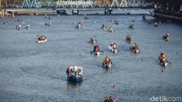 Parade perahu naga memeriahkan pembukaan Festival Cisadane Tangerang.