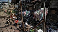 Jakarta sebagai ibu kota negara Indonesia yang modern dengan beragam gedung bertingkat berjejer di sepanjang jalan menarik perhatian banyak orang untuk datang mencari kehidupan yang lebih baik. Namun, Jakarta bukan berarti tanpa celah, kota ini masih terus mencari upaya untuk mengurai beragam persoalan yang membayanginya. Beberapa diantaranya adalah kemiskinan dan sampah.