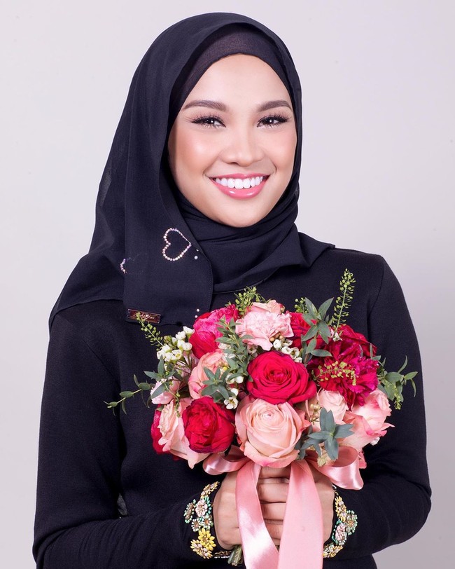 Belum lama ini aktris Malaysia Nabila Razali jadi sensasi di internet karena mengenakan blouse menerawang di sebuah acara. Penyanyi berhijab ini pun dikritik banyak netizen yang menganggap pakaiannya tak sopan hingga menampilkan bentuk badan. Foto: dok. Instagram @nabila.razali