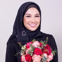 Belum lama ini aktris Malaysia Nabila Razali jadi sensasi di internet karena mengenakan blouse menerawang di sebuah acara. Penyanyi berhijab ini pun dikritik banyak netizen yang menganggap pakaiannya tak sopan hingga menampilkan bentuk badan. Foto: dok. Instagram @nabila.razali