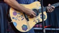 Dilansir dari The Guardian (28/5/2015), Chris Martin memilih untuk meninggalkan kebiasaan buruknya. Ya, mengonsumsi alkohol. Foto: Getty Image