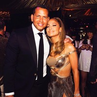 Berwarna emas berkilauan, gaun tersebut sukses mempertegas keseksian sang pelantun Get Right itu dengan detail cut-out pada bagian pinggul dan belahan dada rendah. Ditambah lagi strap bergaya sabuk dan belahan rok tinggi yang mengekspos kaki jenjangnya. (Foto: Instagram/Jlo)