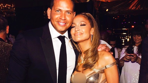 Foto: Rayakan Ultah Ke-50, Jennifer Lopez Seksi Berbalut Gaun Versace