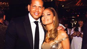 Foto: Rayakan Ultah Ke-50, Jennifer Lopez Seksi Berbalut Gaun Versace