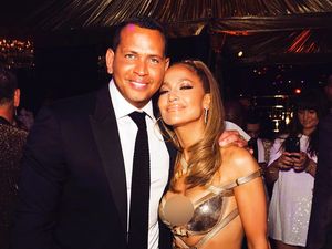 Foto: Rayakan Ultah Ke-50, Jennifer Lopez Seksi Berbalut Gaun Versace