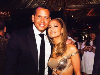 Foto: Rayakan Ultah Ke-50, Jennifer Lopez Seksi Berbalut Gaun Versace