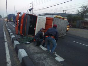 Pecah Ban, Truk Boks Muat Teh Botol Terguling di Sidoarjo