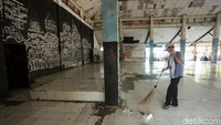 Seorang petugas beraktivitas membersihkan kotoran di gedung kesenian yang berada di Cikokol, Tangerang, tersebut.