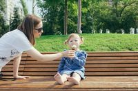 Lucu! Aksi Polos Bayi yang Asyik Makan Es Krim Pakai Kaki