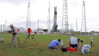 Media memasang kamera untuk merekam peluncuran roket Falcon 9 milik SpaceX dari Kennedy Space Center di Florida. Roket itu membawa kapsul kargo bernama Dragon. Foto: Associated Press