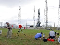 Roket Ulang Alik SpaceX Terbangkan Kargo 2,5 Ton ke Antariksa