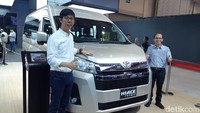 Beberapa fitur baru disematkan mulai dari tampang, kenyamanan, hingga performa. Perbedaan mencolok dibandingkan varian commuter terletak pada tampilan bagian depan yang menggunakan model semi-bonet. ini membuat HiAce Premio tampil jauh lebih modern dan senyap dibandingkan varian commuter.  Foto: Ridwan/detikOto