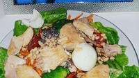My lunch😀, tulis Kiki di keterangan foto. Wah, pantas saja ia langsing! Makan siangnya hanya salad dan dada ayam panggang. Foto: Instagram qq_fatmala