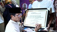 Sandiaga melakukan penandatanganan peresmian Bank Infaq.