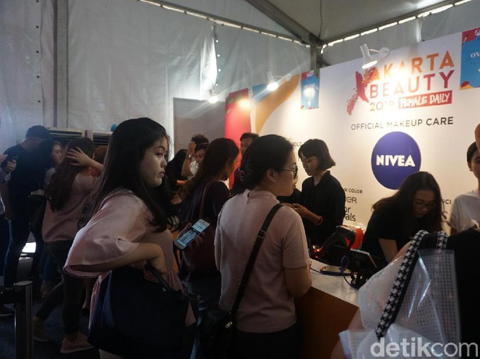 Beauty Enthusiast menyerbu Jakarta X Beauty 2019 di Senayan City. Foto: Vina Oktiani/Detikcom Beauty Enthusiast menyerbu Jakarta X Beauty 2019 di Senayan City. Foto: Vina Oktiani/Detikcom