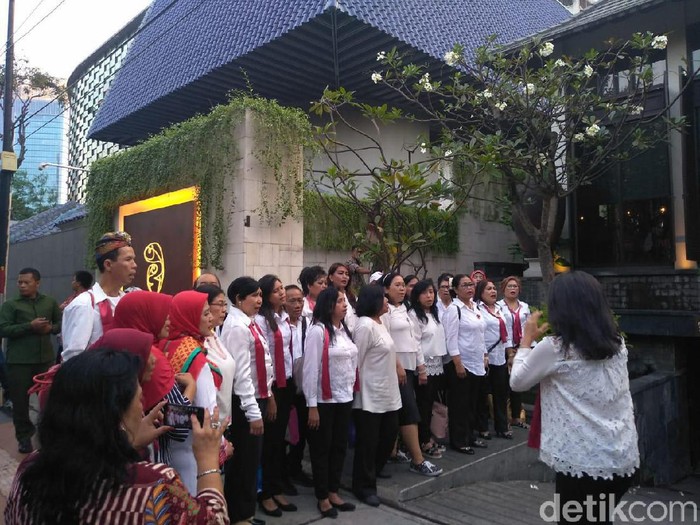 Relawan Jokowi-Maruf Geruduk Lokasi Pembubaran TKN