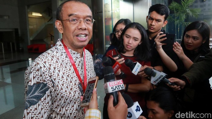 Sesmenpora Gatot S Dewa Broto diperiksa KPK. Pemeriksaan itu terkait pengembangan kasus suap dana hibah di Kemenpora.