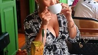 Masih bugar di usia 49, Kiki ternyata sangat suka olahraga. Ini posenya kala menikmati teh dan dessert di Bangkok. Foto: Instagram qq_fatmala